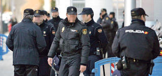 Un numeroso grupo de agentes de la Policía Nacional acudió al local. 